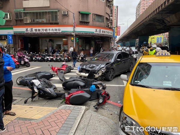 ▲▼三重發生連環車禍，6台機車在待轉區無辜遇劫。（圖／記者陳豐德翻攝）