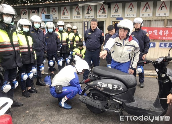 ▲平鎮警分局安排太子駕訓班為員警進行機車特訓。（圖／記者沈繼昌翻攝）