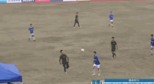 ▲大陸青少年足球賽，杭州隊員刻意犯規。（圖／翻攝自網易視頻）