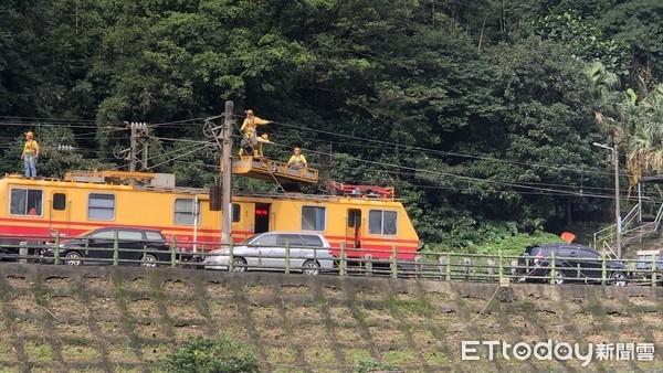 ▲猴硐走山搶通進度曝！林佳龍「目標14日單線通車」　台鐵架設電力設備。（圖／記者郭世賢翻攝）