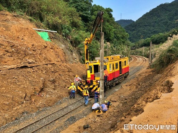 ▲猴硐走山搶通進度曝！林佳龍「目標14日單線通車」　台鐵架設電力設備。（圖／記者郭世賢翻攝）