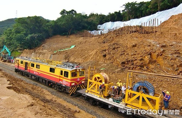 ▲猴硐走山搶通進度曝！林佳龍「目標14日單線通車」　台鐵架設電力設備。（圖／記者郭世賢翻攝）