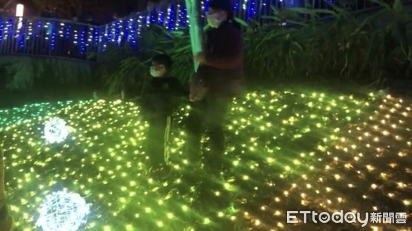 ▲家長為拍照帶小孩踩踏柳川耶誕燈飾。（圖／民眾提供）
