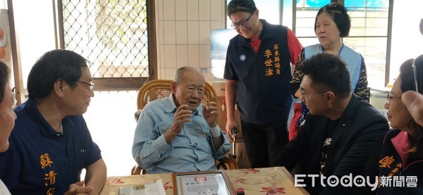 ▲中國國民黨主席江啟臣等人13日下午3點蒞臨東港鎮共和新村拜訪105歲的黨員金英            。（圖／記者陳崑福翻攝，以下同）