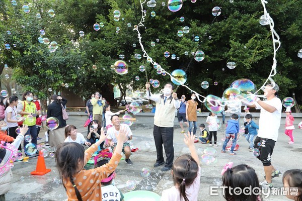 ▲台南2021耶誕跨年系列活動，13日移師蕭壠文化園區，超過7000位民眾湧入參加親子歡樂嘉年華，市長黃偉哲等人與民同樂。（圖／記者林悅翻攝，下同）