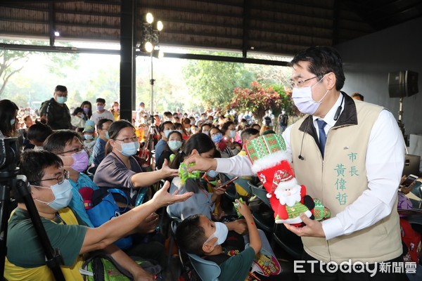 ▲台南2021耶誕跨年系列活動，13日移師蕭壠文化園區，超過7000位民眾湧入參加親子歡樂嘉年華，市長黃偉哲等人與民同樂。（圖／記者林悅翻攝，下同）