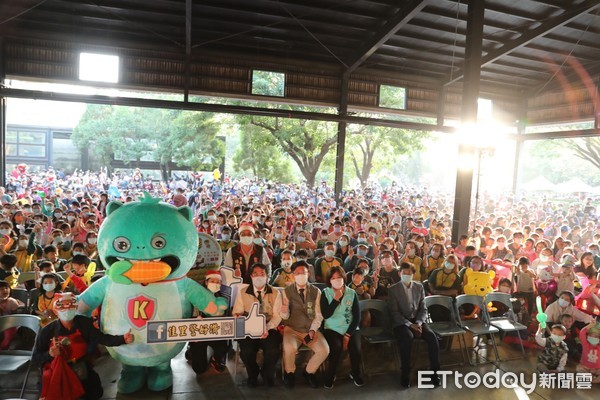 ▲台南2021耶誕跨年系列活動，13日移師蕭壠文化園區，超過7000位民眾湧入參加親子歡樂嘉年華，市長黃偉哲等人與民同樂。（圖／記者林悅翻攝，下同）