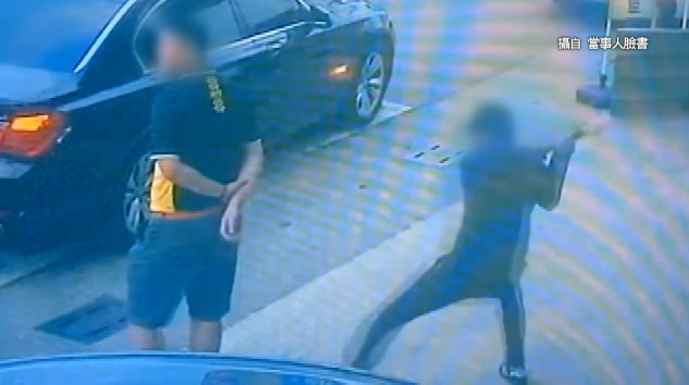 橫行南部！2年輕男要賣BMW突榔頭攻擊　反遭「搏擊老闆」KO嚇跑。（圖／東森新聞）