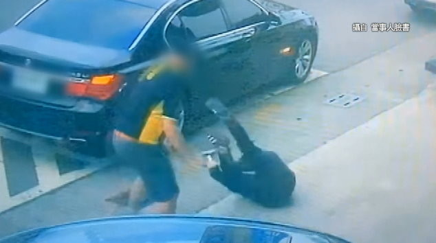 橫行南部！2年輕男要賣BMW突榔頭攻擊　反遭「搏擊老闆」KO嚇跑。（圖／東森新聞）