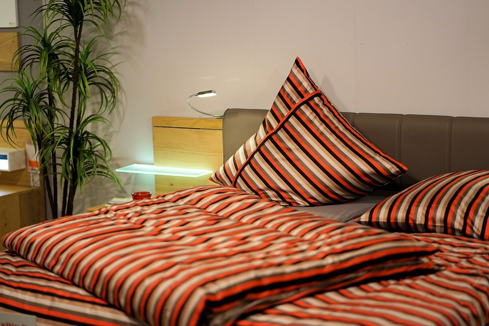 ▲▼床,棉被,毯子。（圖／取自免費圖庫pixabay）