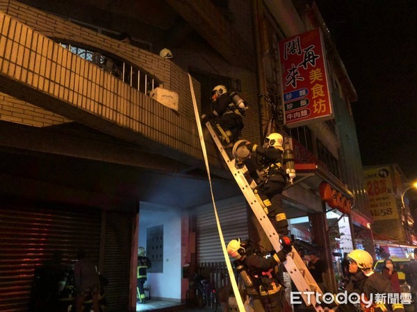 ▲▼宜蘭5樓公寓1樓車庫內汽機車起火，警消救出嚇壞11人中有2人嗆傷。（圖／記者游芳男翻攝，下同）