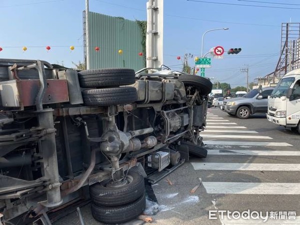 ▲台南車禍，駕駛一度受困。（圖／記者林悅翻攝）