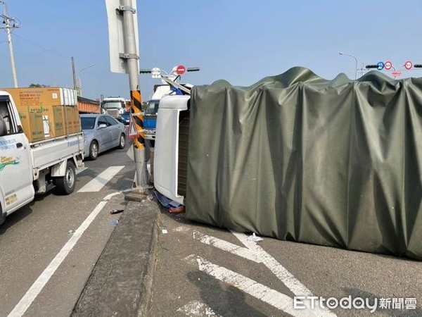 ▲台南市安南區公學路二段與安吉路二段路口，上午發生聯結車與小貨車車禍故，貨車77歲林姓駕駛受困車體，消防人員前往救援，救出林男脫困送醫。（圖／記者林悅翻攝，下同）