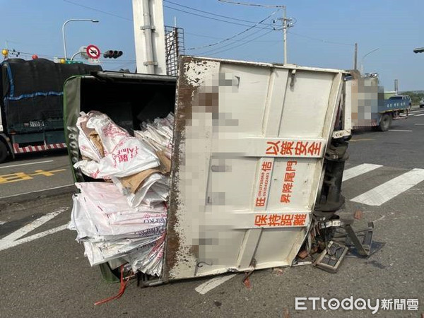 ▲台南市安南區公學路二段與安吉路二段路口，上午發生聯結車與小貨車車禍故，貨車77歲林姓駕駛受困車體，消防人員前往救援，救出林男脫困送醫。（圖／記者林悅翻攝，下同）