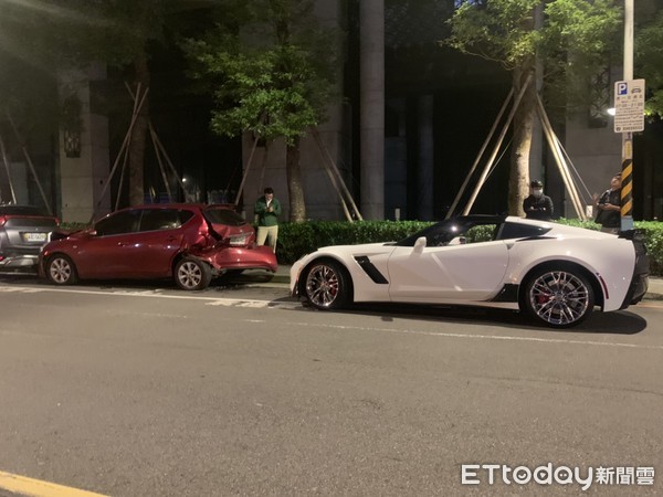 ▲▼雪弗蘭跑車在板橋街頭過彎後突然失控衝撞路邊汽機車。（圖／記者陳豐德翻攝）