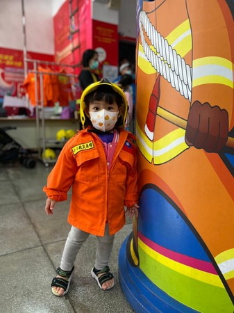 ▲新竹市消防博物館備有消防衣讓孩子變身小小消防員。（圖／新竹市政府提供）