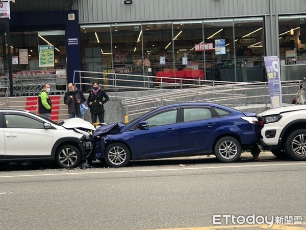 ▲逆向違停衝撞2車的白色小客車前座氣囊全爆開。（圖／記者楊熾興攝）