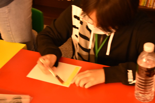 ▲▼屏東家扶中心帶領志工隊一起辦理「謎霠·藍晒一日營。」（圖／屏東家扶中心提供）