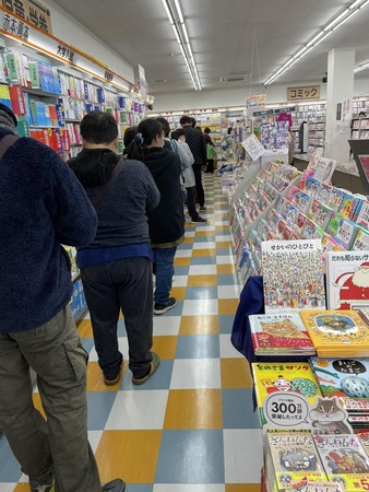 《鬼滅之刃》23集日前在日本發售，不少人一早就去書店排隊。（翻攝twitter：@Ken_boc0131）