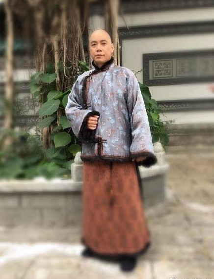 ▲男星「天生無右耳」用頭髮遮掩　接到古裝劇剃頭…正能量回應。（圖／翻攝自微博）