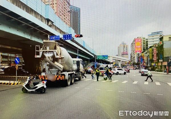 ▲▼三寶阿嬤違規左轉（紅圈），遭水泥預拌車撞上             。（圖／記者陳以昇翻攝）