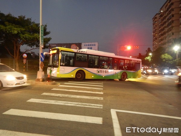 ▲▼台中公車撞上！16歲女高中生困車底「雙腳撕裂傷」　同學目睹驚嚇。（圖／記者游瓊華翻攝）