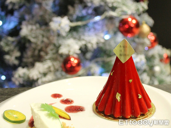 ▲鍋&Bar與法式甜點品牌「珠寶盒」合作聖誕限量甜點「櫻桃小樹」。（圖／鍋&Bar提供）