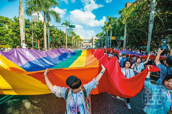 去年5月24日同婚上路至今，逾5千對同性伴侶結婚，但成家的同志家庭卻無法像異性戀一樣共同收養小孩。圖為今年同志大遊行。