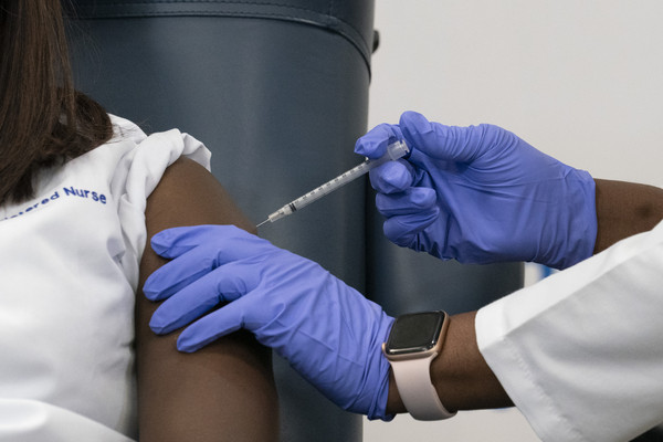 ▲▼美國第一劑疫苗開打，第一位接種者為紐約護士琳賽（Sandra Lindsay）。（圖／達志影像／美聯社）