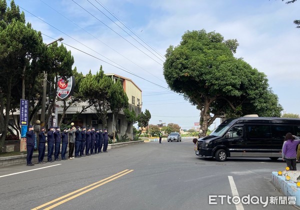 ▲出殯車隊行經西螺分局埤源派出所及分局本部，同仁列隊敬禮，齊聲願其功成身退、一路好走，場面溫馨隆重。（圖／記者蔡佩旻攝）