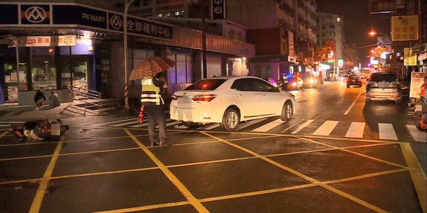 ▲▼台中車禍，機車騎士卡在車底，判決出爐。（圖／翻攝東森新聞，下同）