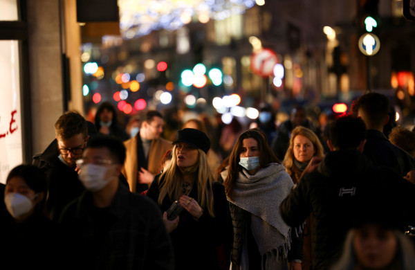 ▲▼倫敦與英國部分地區的疫情警報系統16日起將進入最高層級，但街頭仍有民眾未佩戴口罩。（圖／路透）
