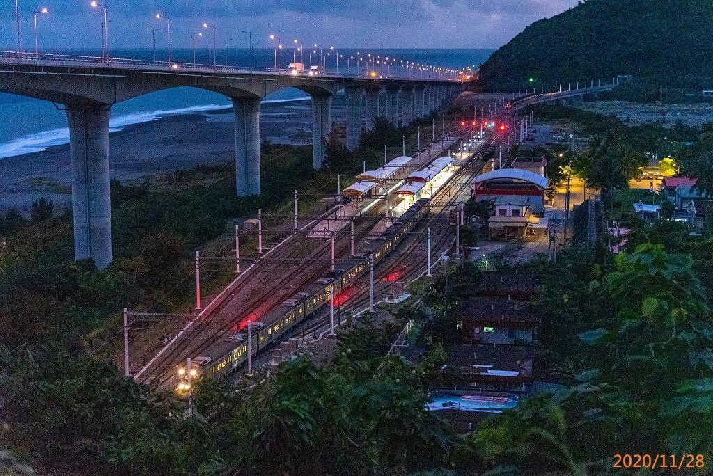 ▲▼南迴電氣化履勘專列EMU800通過金崙車站，南迴鐵路多良高架橋路段，依山傍海全台最美的海景鐵道。（圖／鐵道局提供）