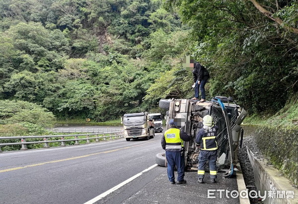 ▲▼15日蘇花公路一砂石車疑開太快，過彎車衝對向車道，側翻砂石灑滿地。（圖／記者游芳男翻攝，下同）