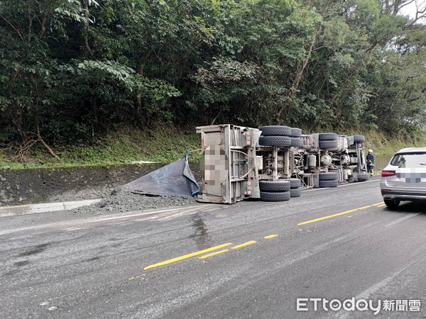 ▲▼15日蘇花公路一砂石車疑開太快，過彎車衝對向車道，側翻砂石灑滿地。（圖／記者游芳男翻攝，下同）