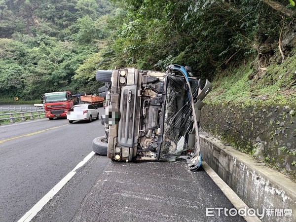 ▲▼15日蘇花公路一砂石車疑開太快，過彎車衝對向車道，側翻砂石灑滿地。（圖／記者游芳男翻攝，下同）