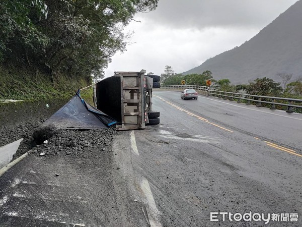 ▲▼15日蘇花公路一砂石車疑開太快，過彎車衝對向車道，側翻砂石灑滿地。（圖／記者游芳男翻攝，下同）