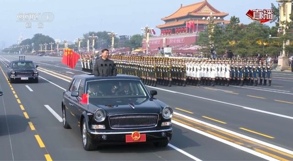 ▲▼紅旗車是中國領導人指定乘用車品牌，圖為習近平2019年10月1日在北京天安門廣場出席閱兵記者（圖／翻攝自央視）
