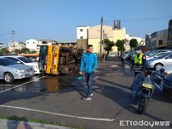 ▲台南市南區永吉街下午發生1起拖吊車翻覆事件，消防人員將大腿受傷變形的駕駛人以長板固定後，送醫就治，全案由市警六分局調查處理中。（圖／記者林悅翻攝，下同）