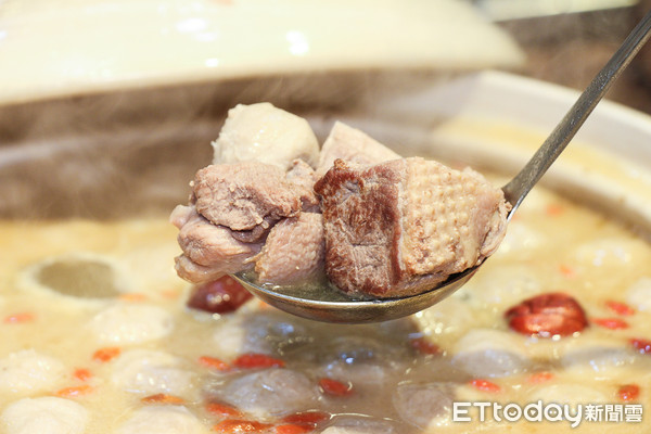 ▲泡菜鍋、薑母鴨吃到飽　欣葉日本料理推出26道暖身新菜。（圖／記者黃士原攝）