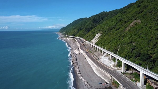 ▲▼南迴電氣化履勘專列EMU800通過金崙車站，南迴鐵路多良高架橋路段，依山傍海全台最美的海景鐵道。（圖／鐵道局提供）