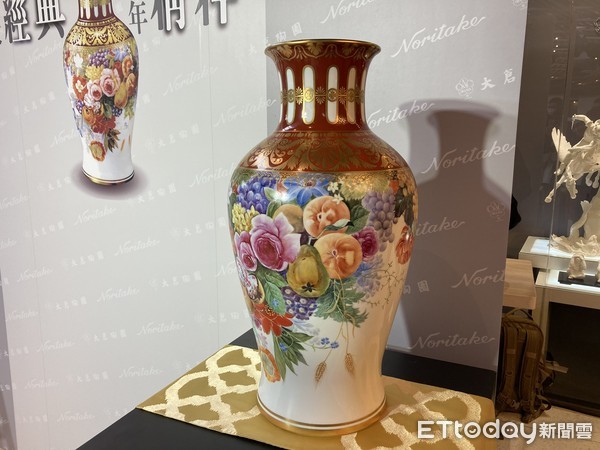 ▲▼ 旺代企業日本皇家Noritake、OKURA新品發表會，全台限量僅1件的「富貴祥虹」手繪大花瓶，價值高達236萬元。（圖／記者許靖騏攝）