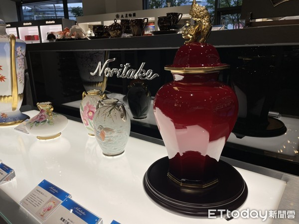 ▲▼ 旺代企業日本皇家Noritake、OKURA新品發表會，金獅辰砂花瓶，定價48萬元。（圖／記者張菱育攝）