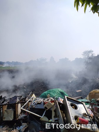 ▲台南市六甲區菁埔台里林鳳營雜草火警，產生大量濃煙，波及周遭造成公共危害、嚴重空汙及引發民怨，台南市消防局依消防法開出舉發單。（圖／記者林悅翻攝，下同）