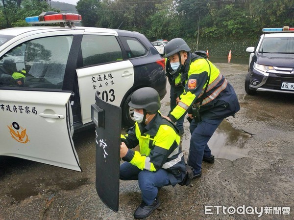 ▲金山警分局防搶演練 驚悚夯劇《紙房子》悍匪面具行搶超逼真。（圖／記者郭世賢翻攝）