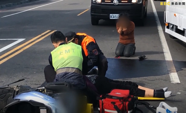 ▲▼阿嬤騎車撞飛噴3m倒地！ 女下車跪地磕頭哭喊「我一生怎麼活」。（圖／東森新聞）