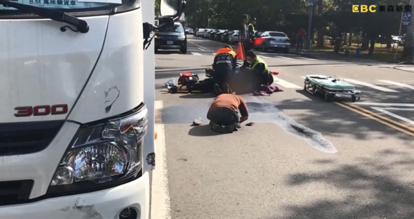 ▲▼阿嬤騎車撞飛噴3m倒地！ 女下車跪地磕頭哭喊「我一生怎麼活」。（圖／東森新聞）