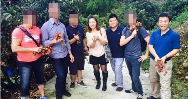 張明旭（右）帶著高慧樺（中）和王鵬傑（右3）前往荔枝園尋找麵包食材，顯見師徒三人的好感情，而他們也不顧教職人員利益迴避成為生意夥伴。（圖／翻攝自臉書）