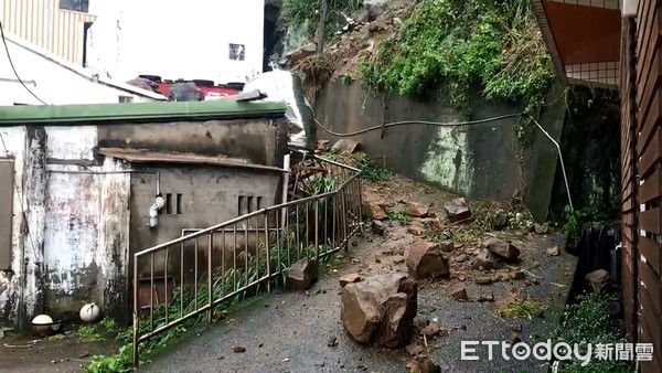 ▲▼瑞芳民宅遭砸。（圖／記者郭世賢翻攝）