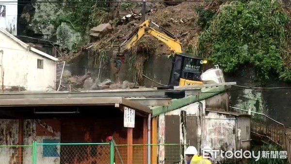 ▲▼瑞芳民宅遭砸。（圖／記者郭世賢翻攝）